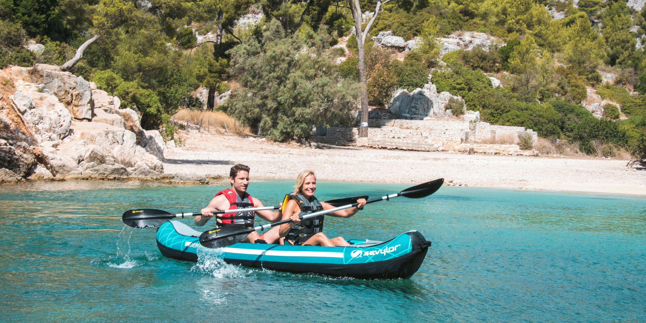 Deux personnes pratiquant de la marque Sevylor le canoë kayak dans un paysage paradisiaque