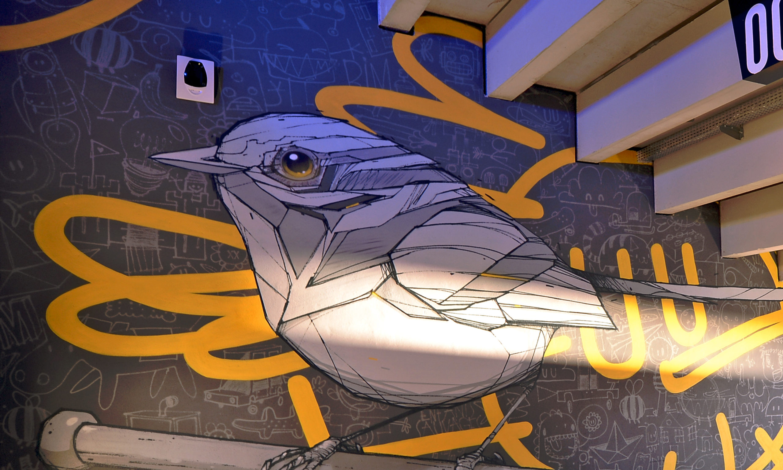 Mur du Groupama Stadium recouvert d'une oeuvre de street art représentant un oiseau
