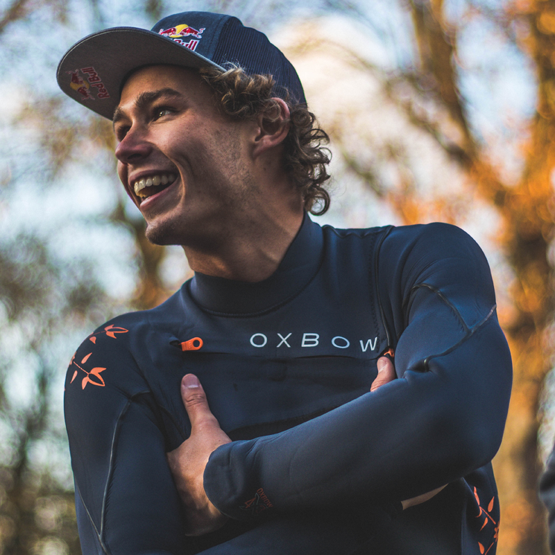 Photographie d'un camion Red Bull et d'une équipe de paddle sur la plage à Lille