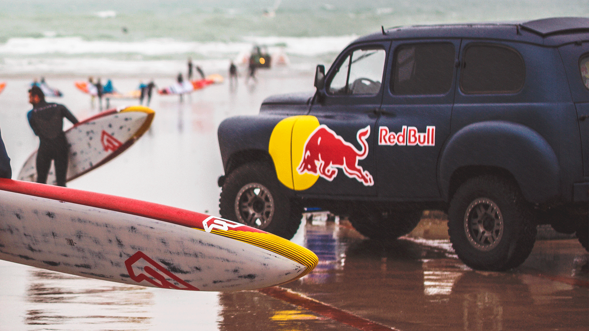 Photographie d'un camion Red Bull et d'une équipe de paddle sur la plage à Lille