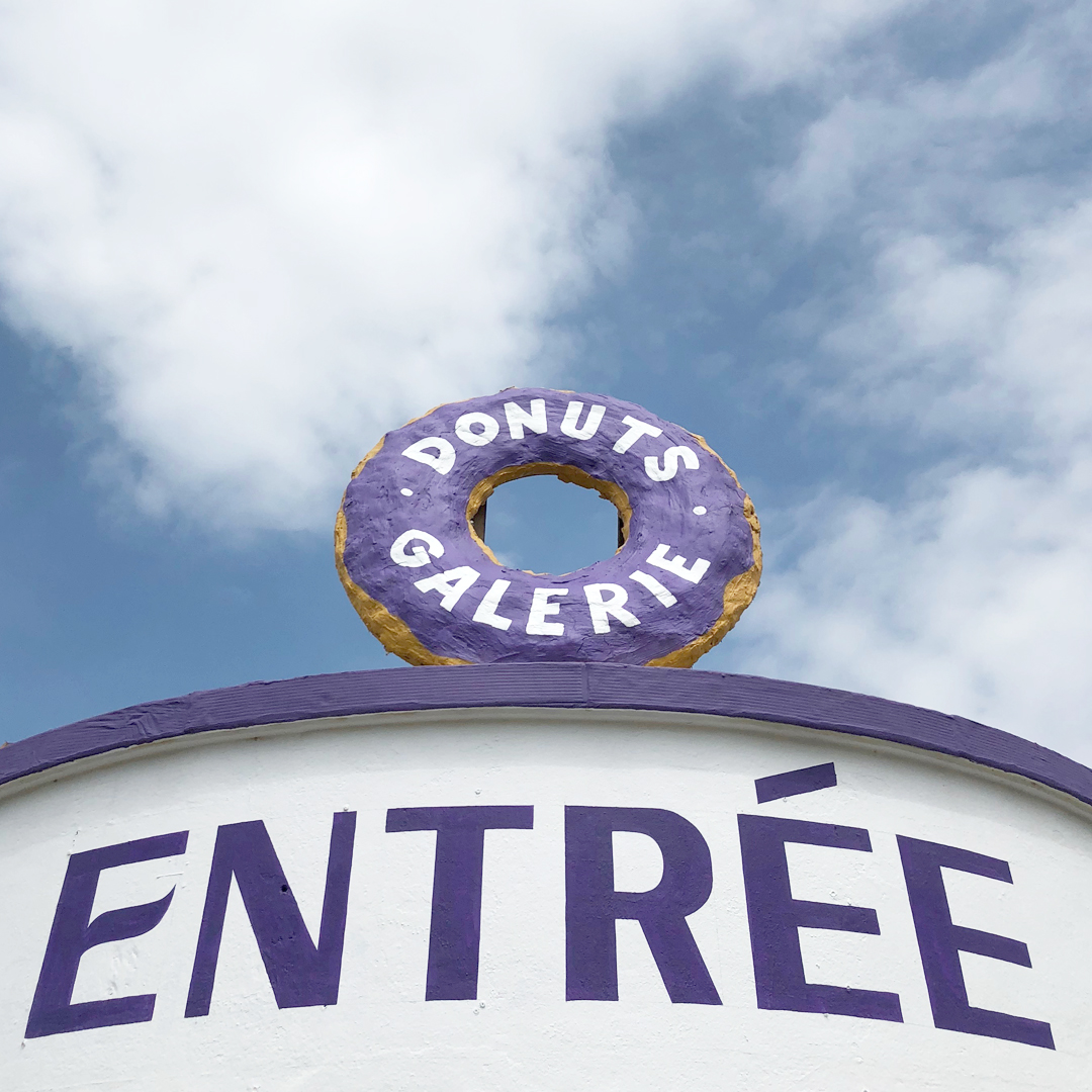 Donut géant situé à l'entrée du garage réhabilité pour le Colorama Street Art Festival