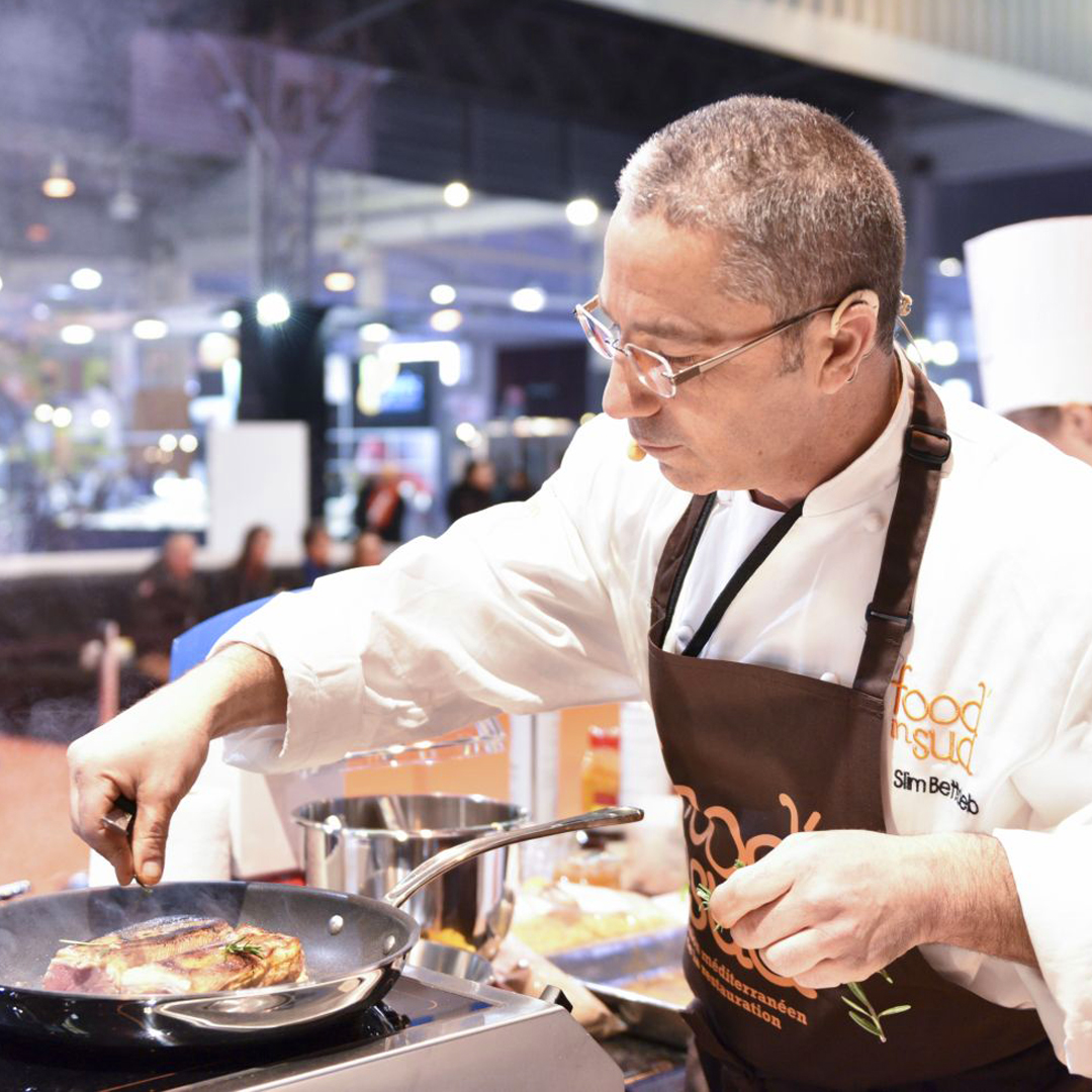 Préparation culinaire en live pendant le salon Food In Sud à Marseille