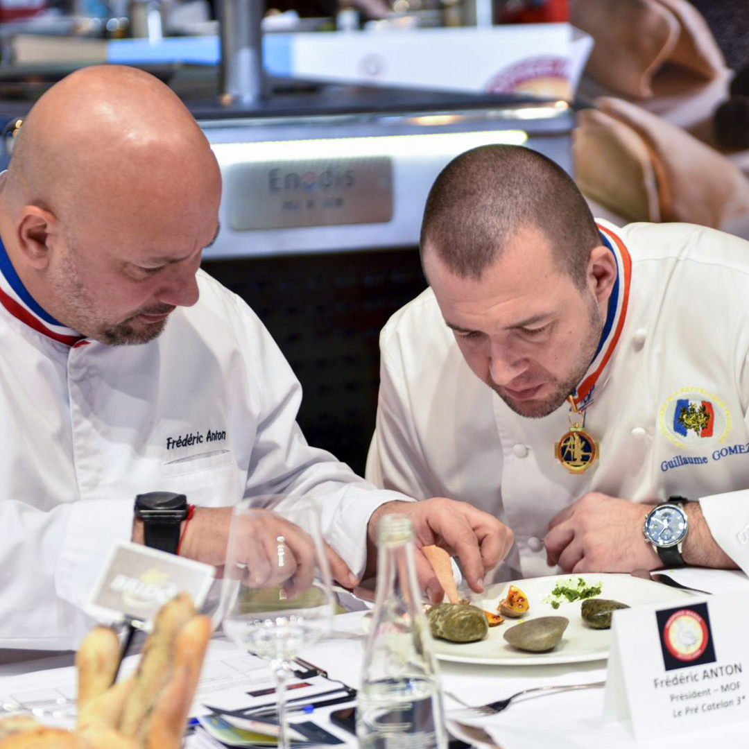 Deux chefs gastronomique dressant minutieusement un plat sur le salon Food In Sud