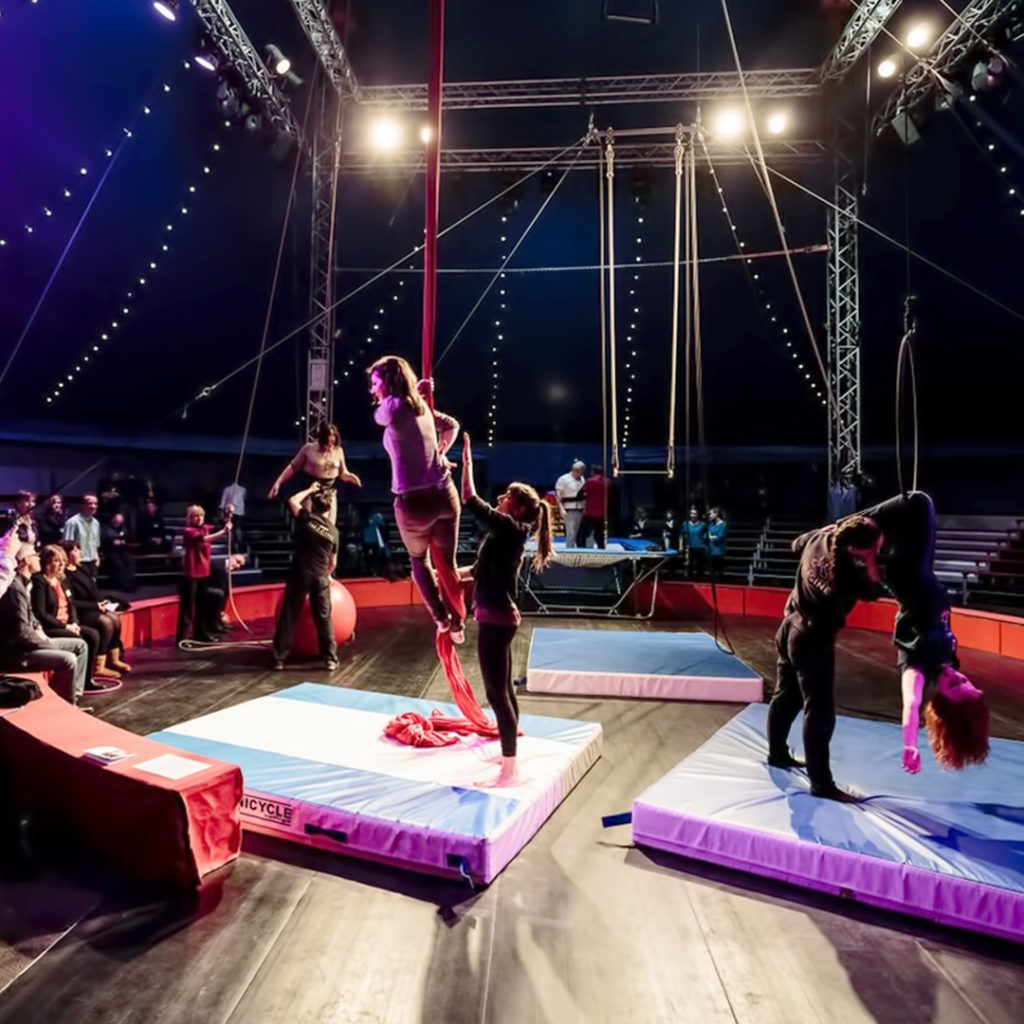 Salariés SNCF en train d'apprendre à faire les acrobates au cours d'un team bulding