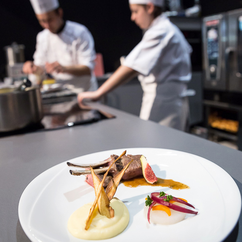 Chefs cuisinier jetant leur toque pour célébrer la clôture du concours Gargantua