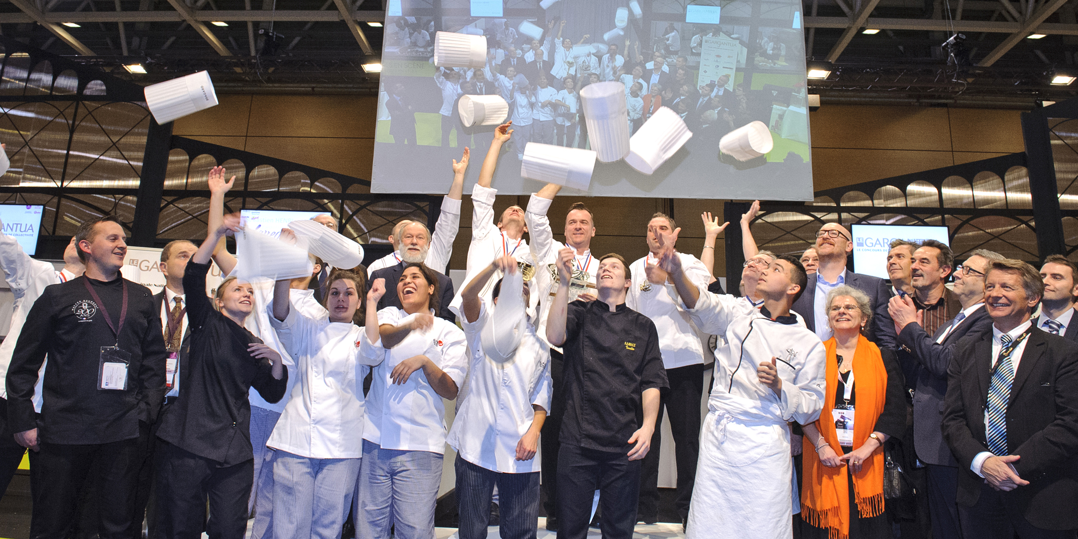 Chefs cuisinier jetant leur toque pour célébrer la clôture du concours Gargantua