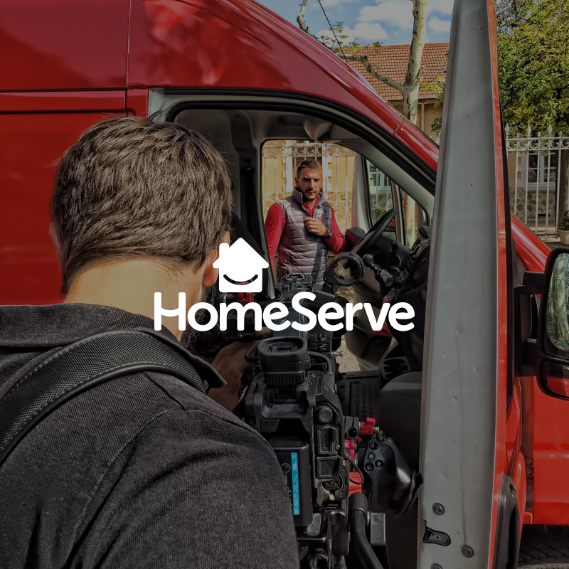 Miniature de la référence Homeserve avec le logo sur une photographie du tournage de la vidéo