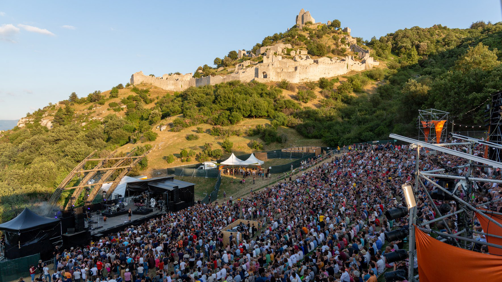 Foule devant le chateau de Crussol à l'occasion du Crussol Festival