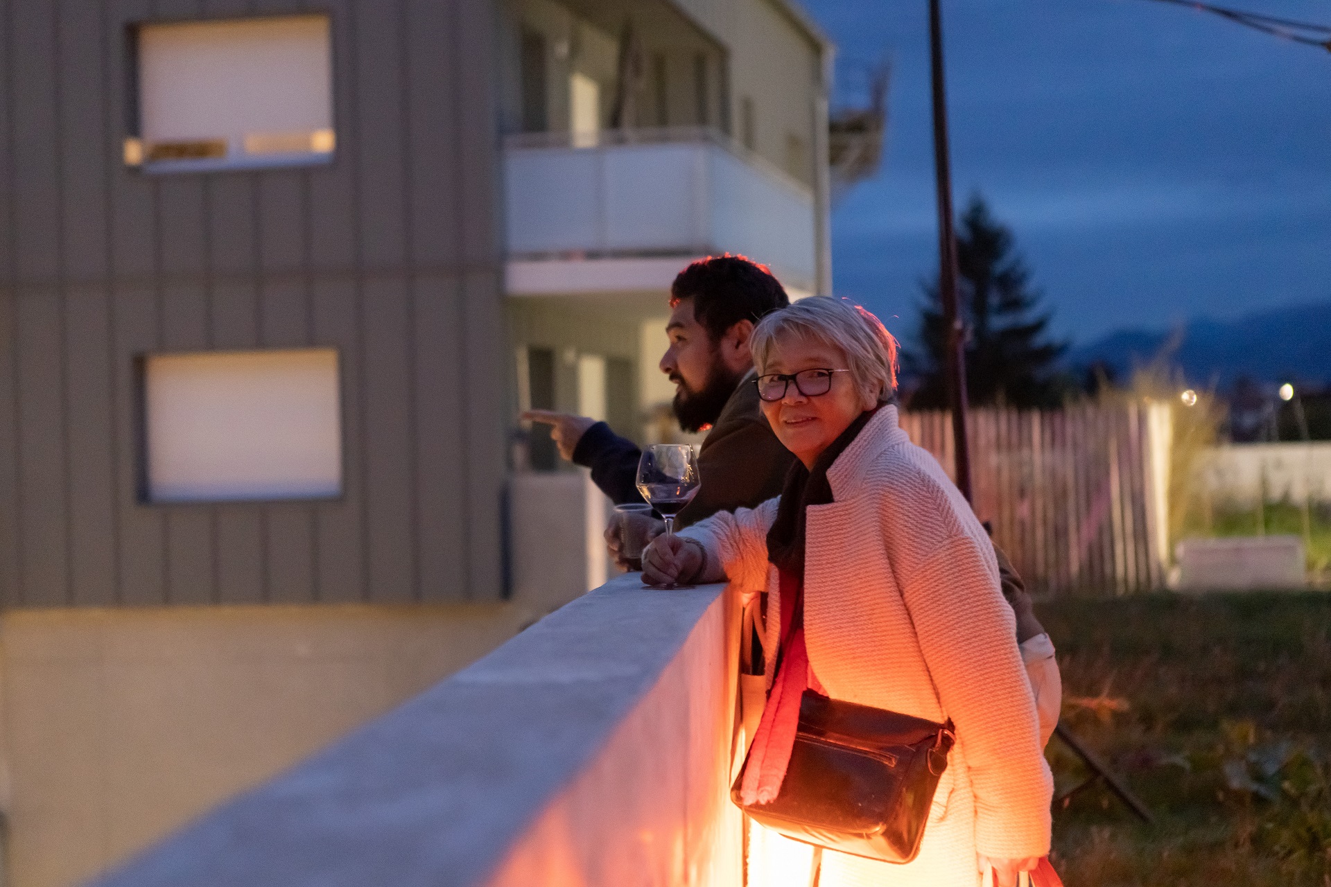 Personne profitant de l'événement Bouygues Immobilier, un verre à la main