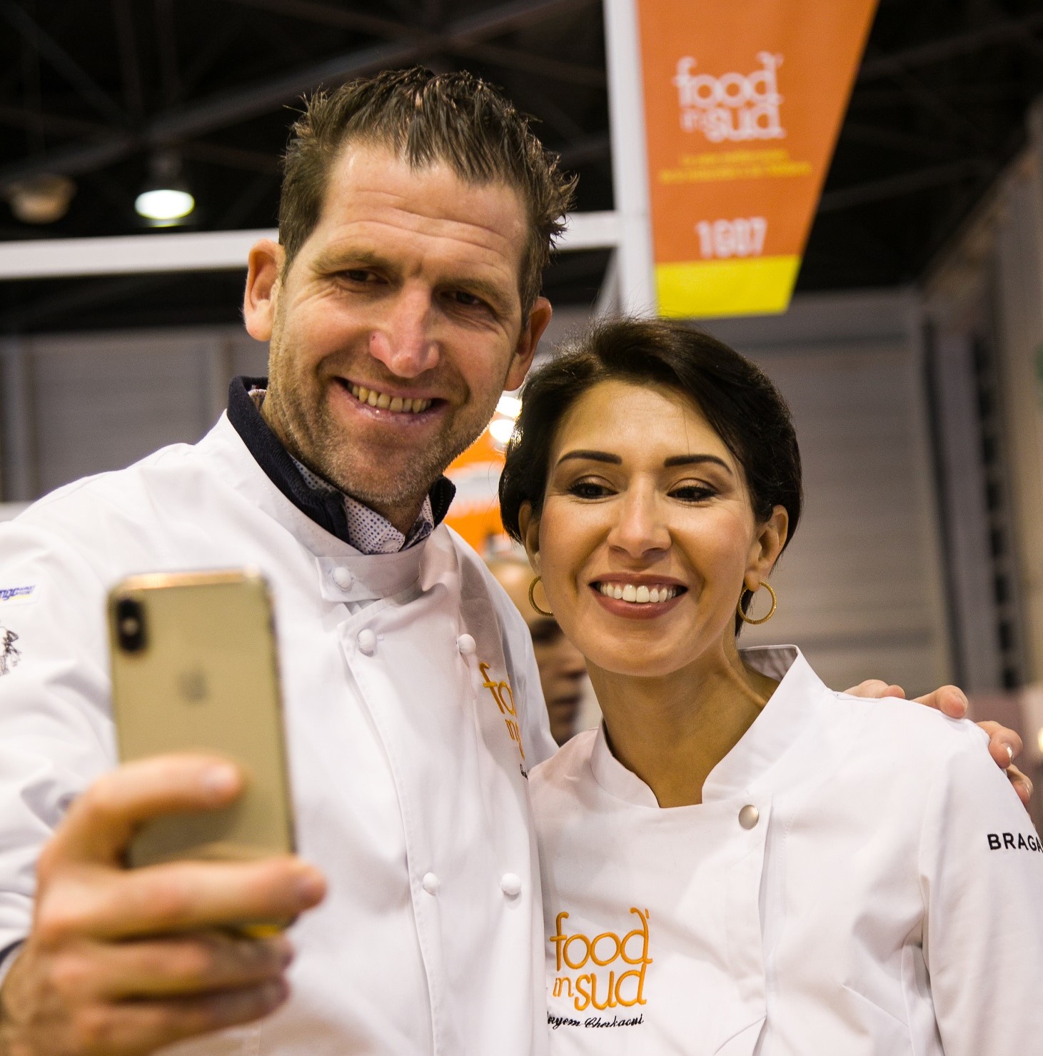 Une homme chef et une femme cheffe prenant un selfie au salon Food In Sud