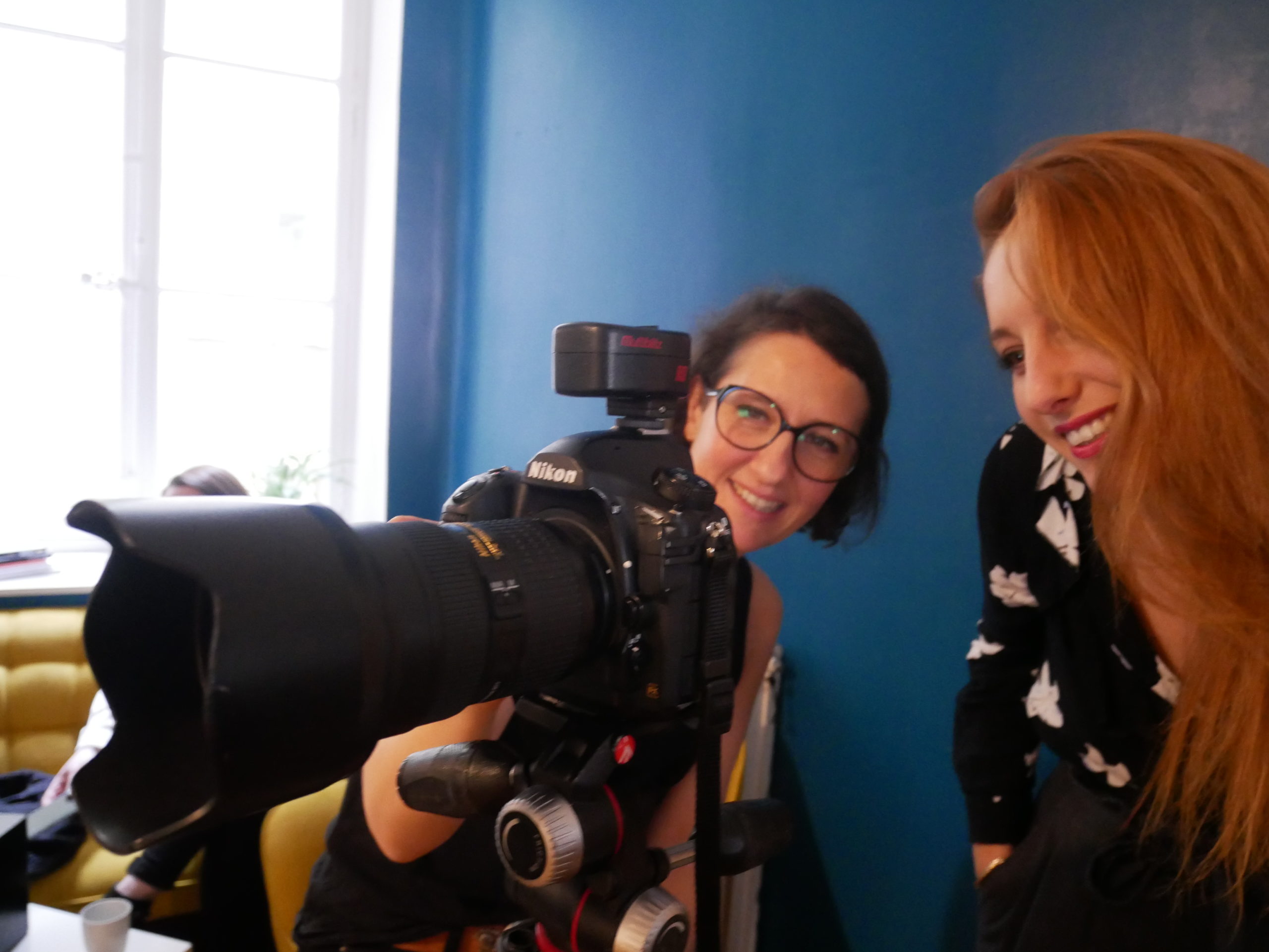 Photographe et Elsa échangeant sur les photos prise au cours du shooting de l'agence