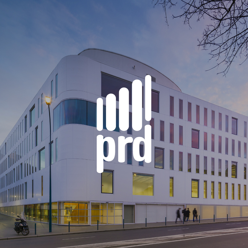 Logo de la marque PRD sur un fond de bâtiments noir type building