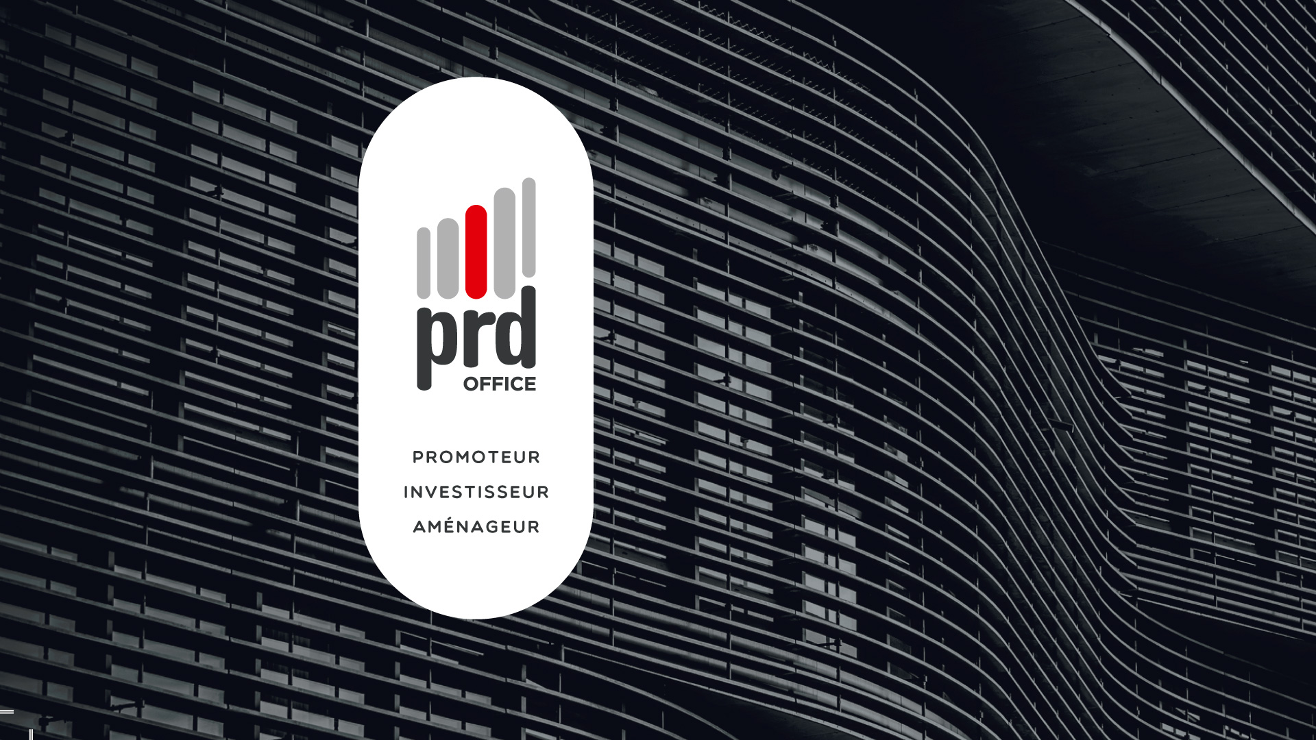 Logo de la marque PRD sur un fond de bâtiments noir type building