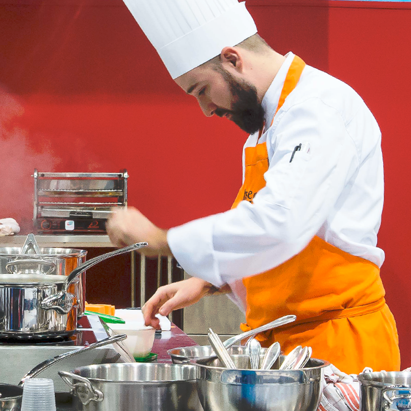 Chef cuisinier en plein concours pendant le salon Food In Sud