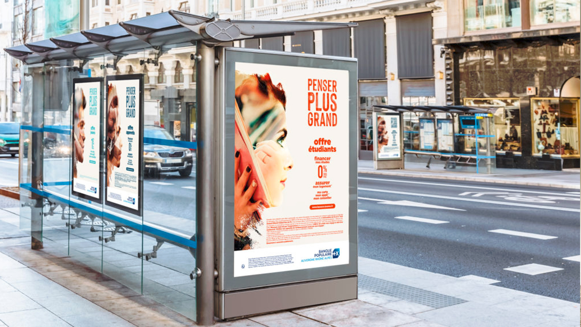 Affiche de la campagne jeune 2020 de la Banque Populaire sur les abris bus de la ville