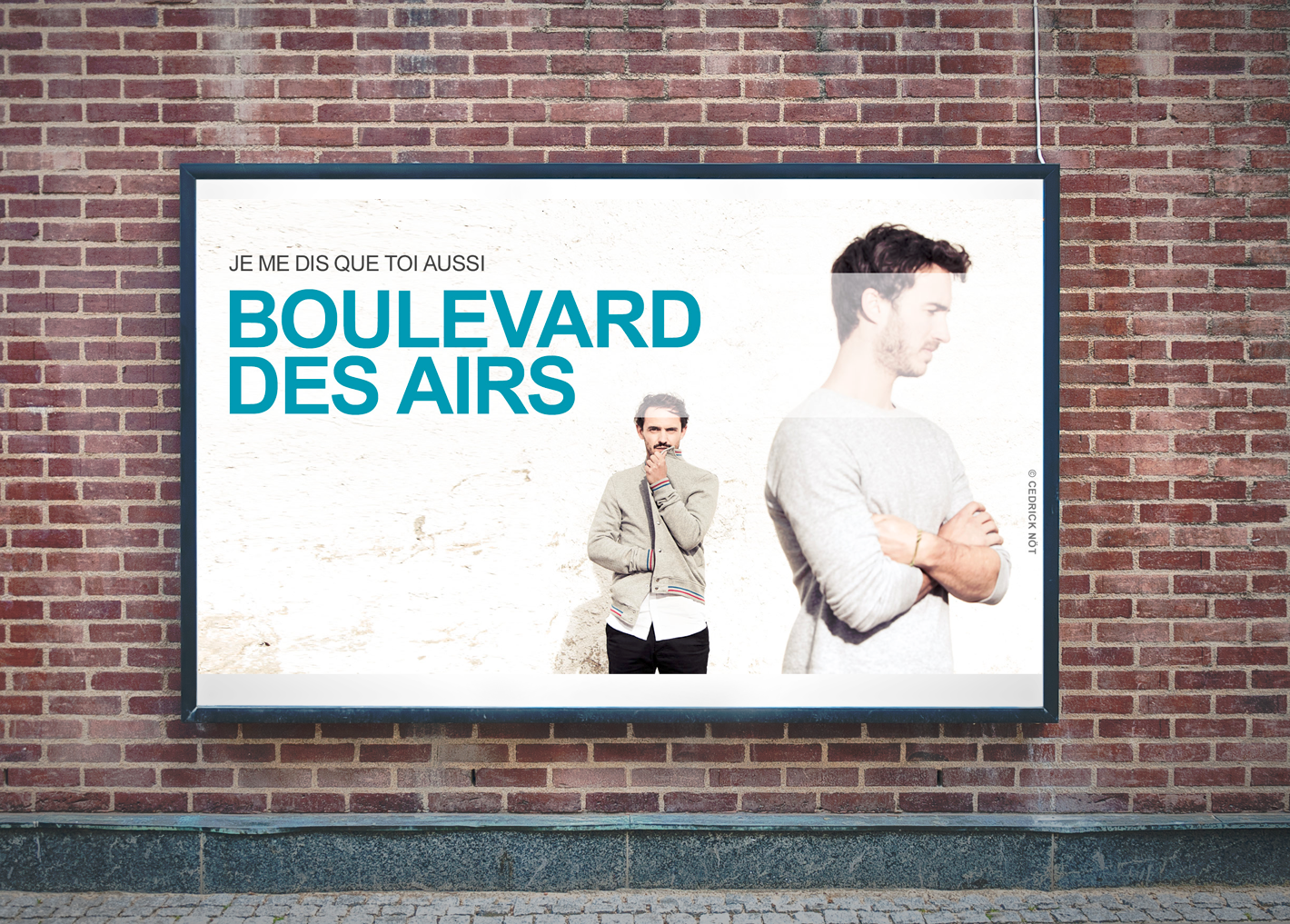 Mise en situation d'une affiche de la tournée de Boulevard des Airs sur un mur en brique