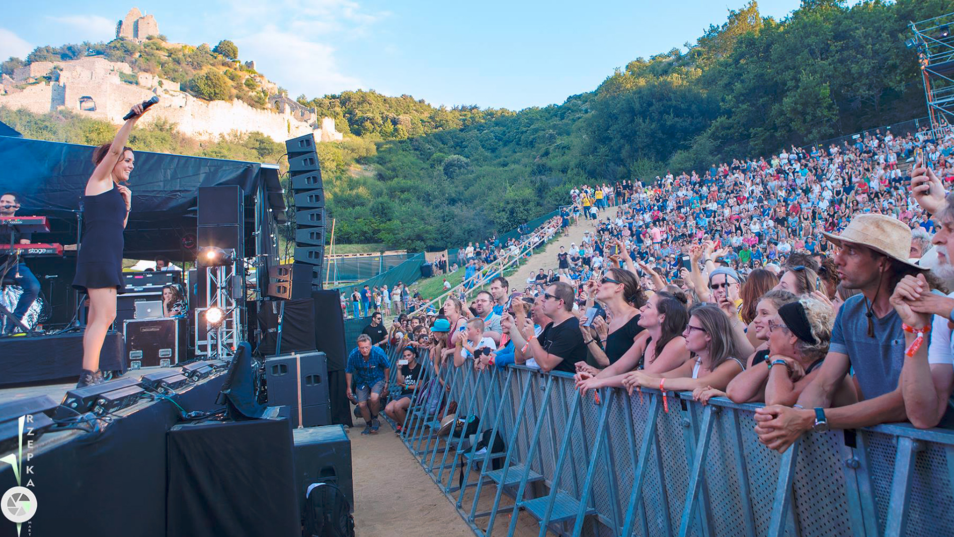 Photographie de la scène du Crussol festival avec ZAZ et vue sur la foule