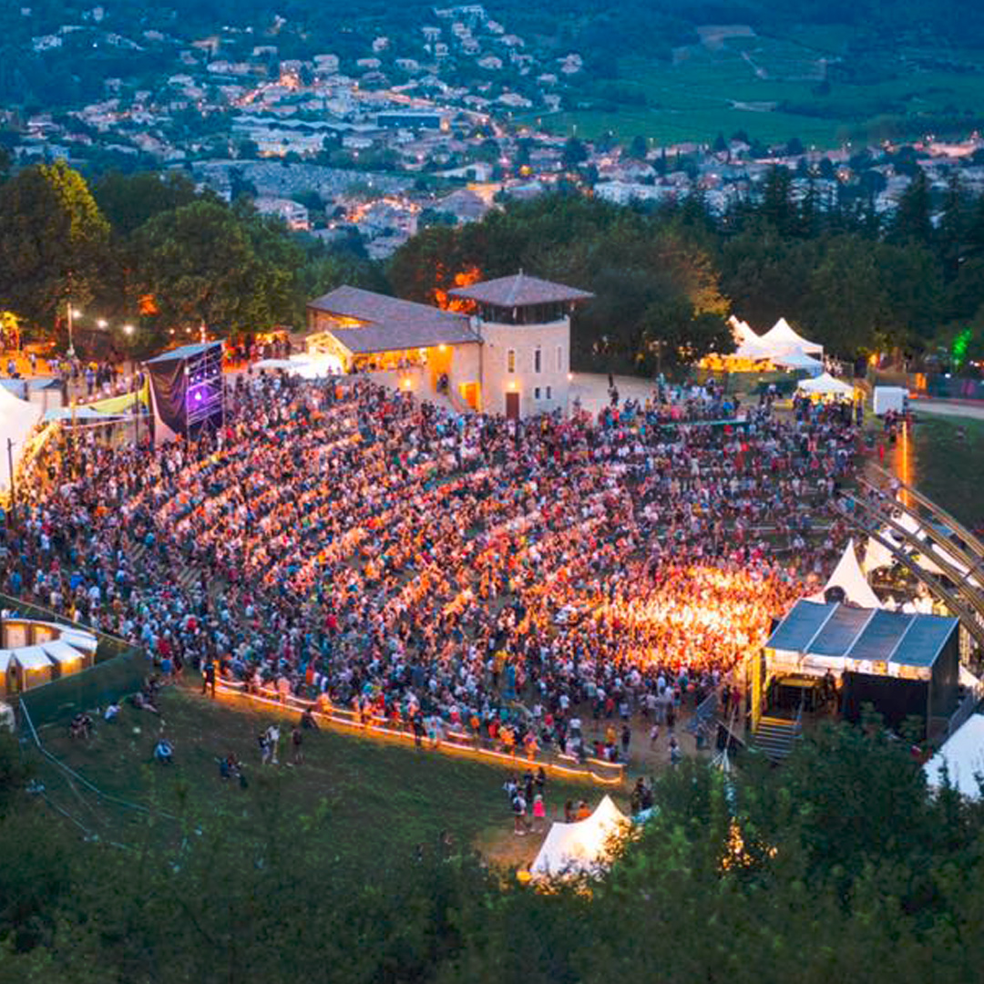 Photographie en plongée de la scène du Crussol festival avec vue de tous les spectateurs