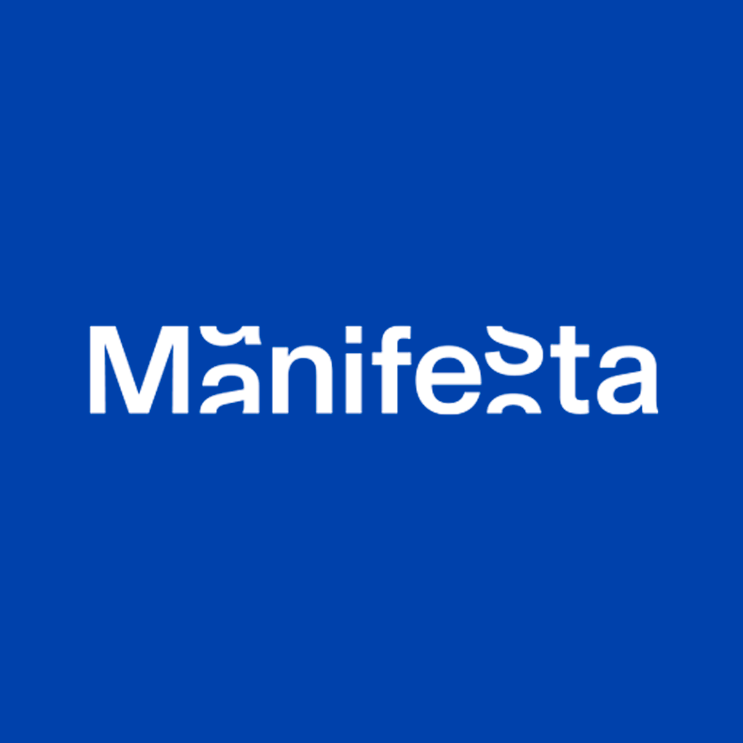 Logotype du lieu Manifesta blanc sur fond bleu klein