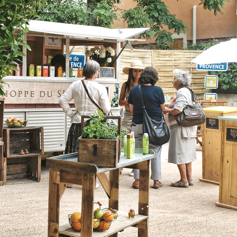 Femme qui discutent autours de l'animatrice commerciale de la marque Petit Marseillais