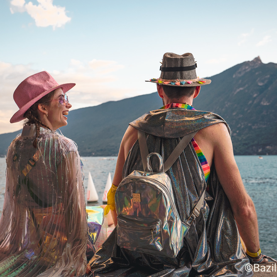 Couple déguisé en tenues à paillette assis le bord du Lac du Bourget