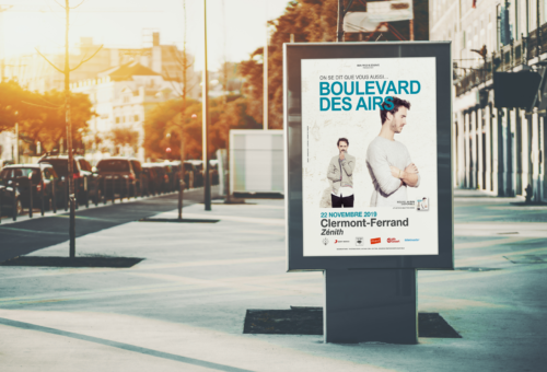 Mise en situation d'une affiche de boulevard des airs dans un affichage urbain