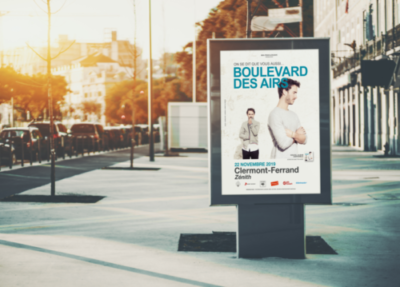 Mise en situation d'une affiche de boulevard des airs dans un affichage urbain