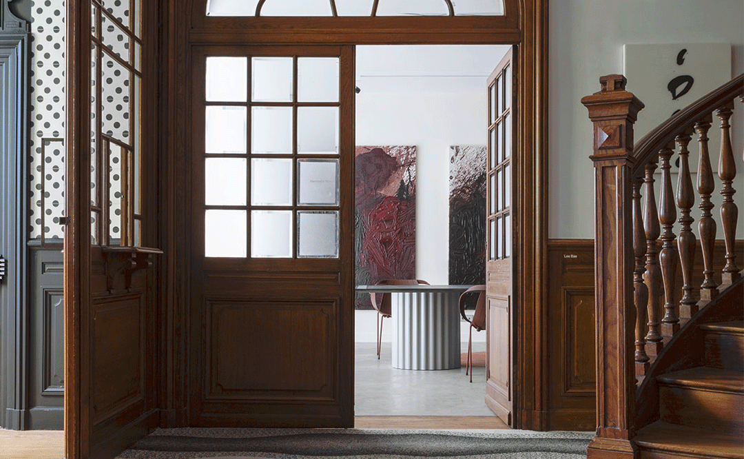 Jolie hall d'entrée avec escalier en bois d'origine rénové chez Manifesta