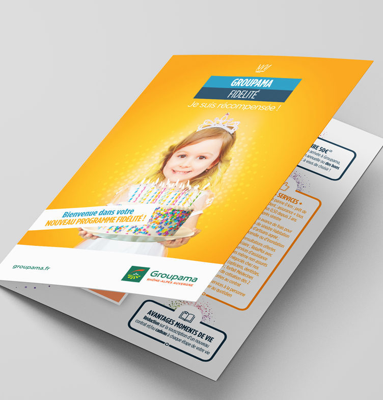 Brochure ouverte de l'offre Groupama Privilèges avec la petite fille qui tient un gateau en couverture