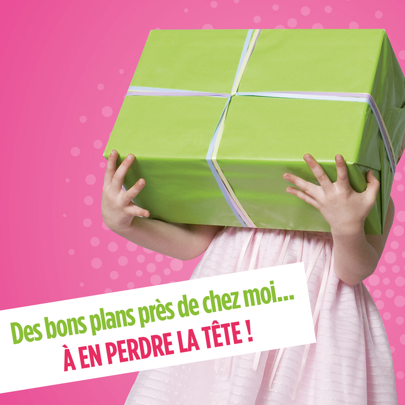 Gros plan sur une petite fille en robe rose qui tient un cadeau énorme vert pomme dans ses mains sur fond rose et baseline du programme Groupama