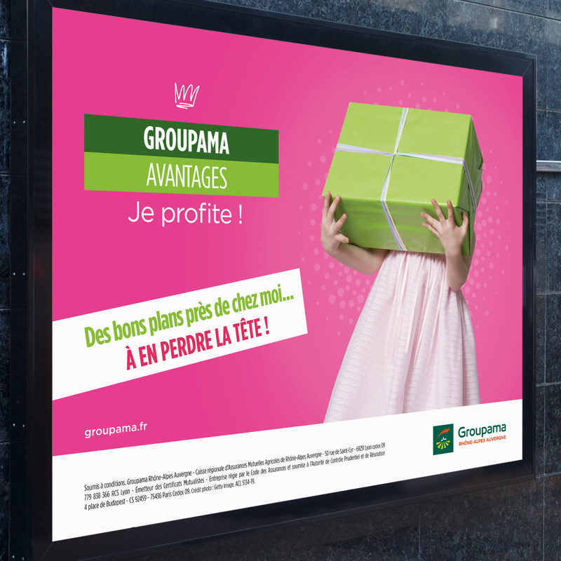 Affiche du programme Groupama Privilèges 2020 avec une fille en robe rose qui tient un enorme cadeau vert pomme