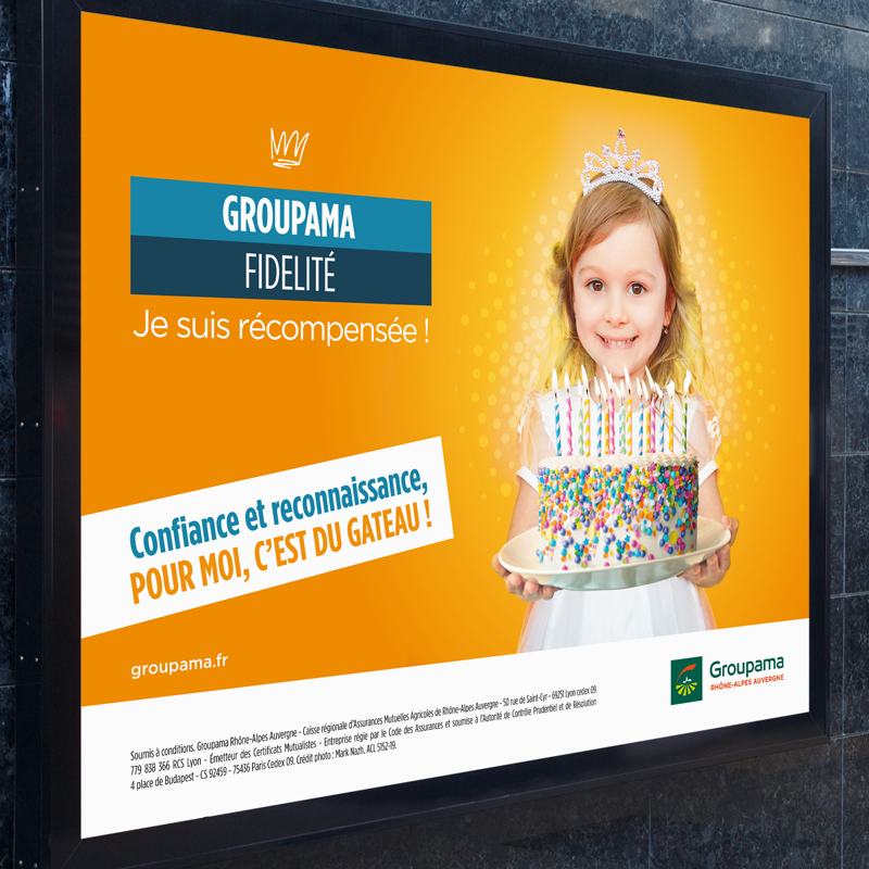 Affiche du programme Groupama Privilèges 2020 avec une jeune fille qui tient un gâteau d'anniversaire avec pleins de bougies