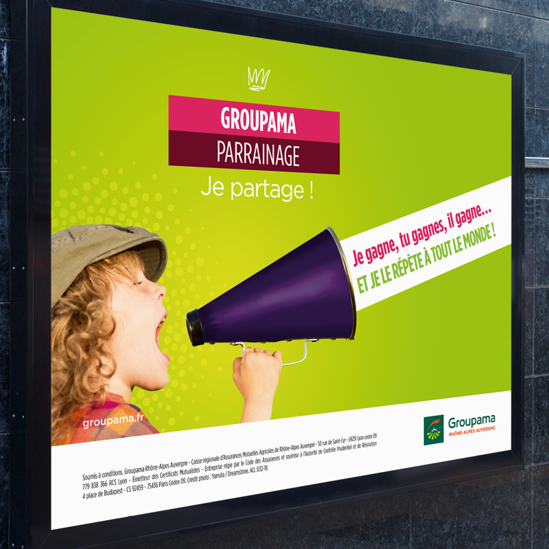 Affiche du programme Groupama Privilège avec un enfant qui hurle dans un mégaphone manuel