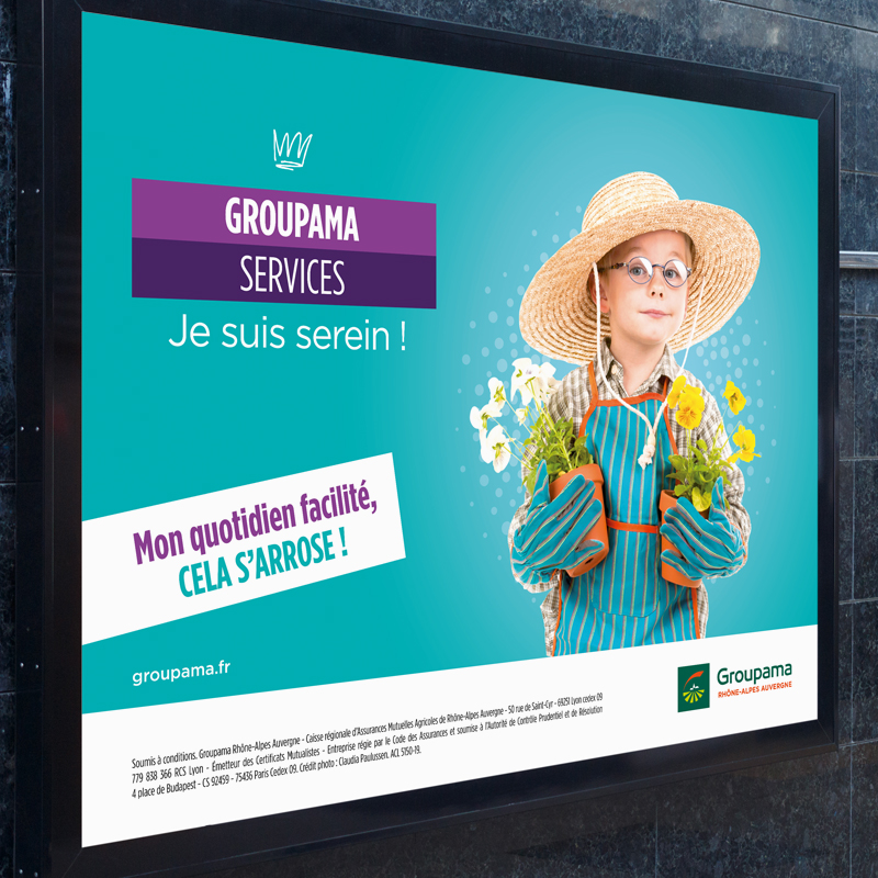 Affiche de Groupama Privilèges avec un garçon qui tient des fleurs dans ses mains