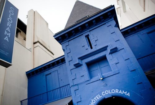 Façade de l'hôtel Colorama Festival à Biarritz avec une façade bleu foncé et un toit pointu noir