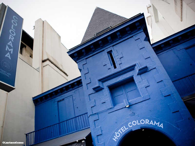 Façade de l'hôtel Colorama Festival à Biarritz avec une façade bleu foncé et un toit pointu noir
