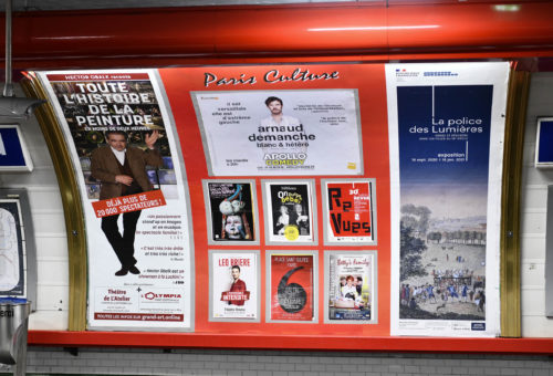 Quai de métro parisien Vaugirard avec affichage d'une campagne publicitaire sur le mur de carreaux blanc d'Arnaud Demanche 2