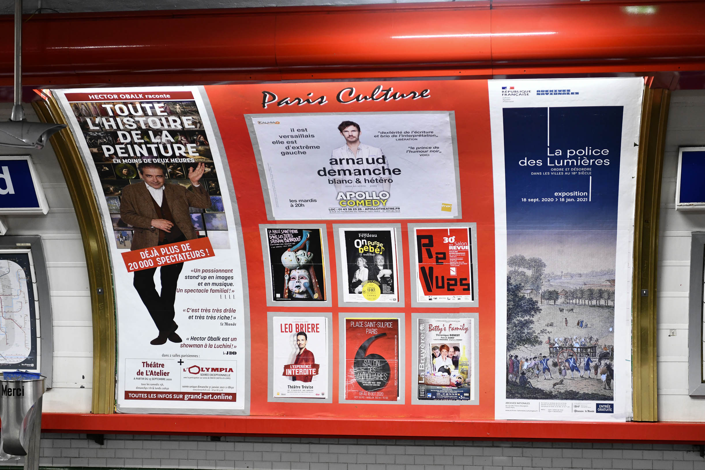 Quai de métro parisien Vaugirard avec affichage d'une campagne publicitaire sur le mur de carreaux blanc d'Arnaud Demanche 2