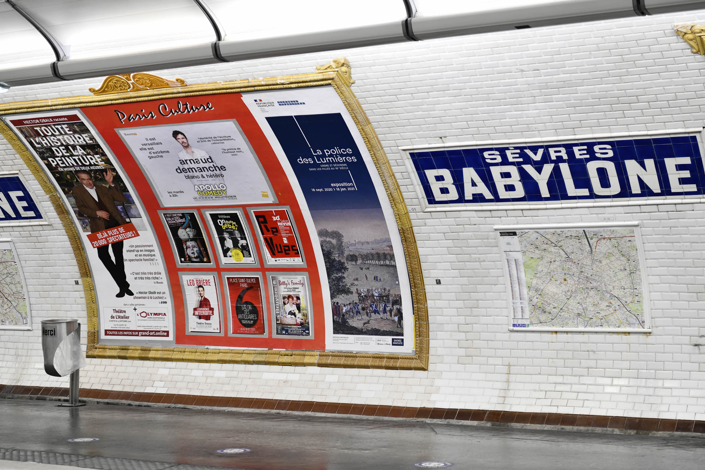 Quai de métro parisien Sevres Babylone avec affichage d'une campagne publicitaire sur le mur de carreaux blanc d'Arnaud Demanche