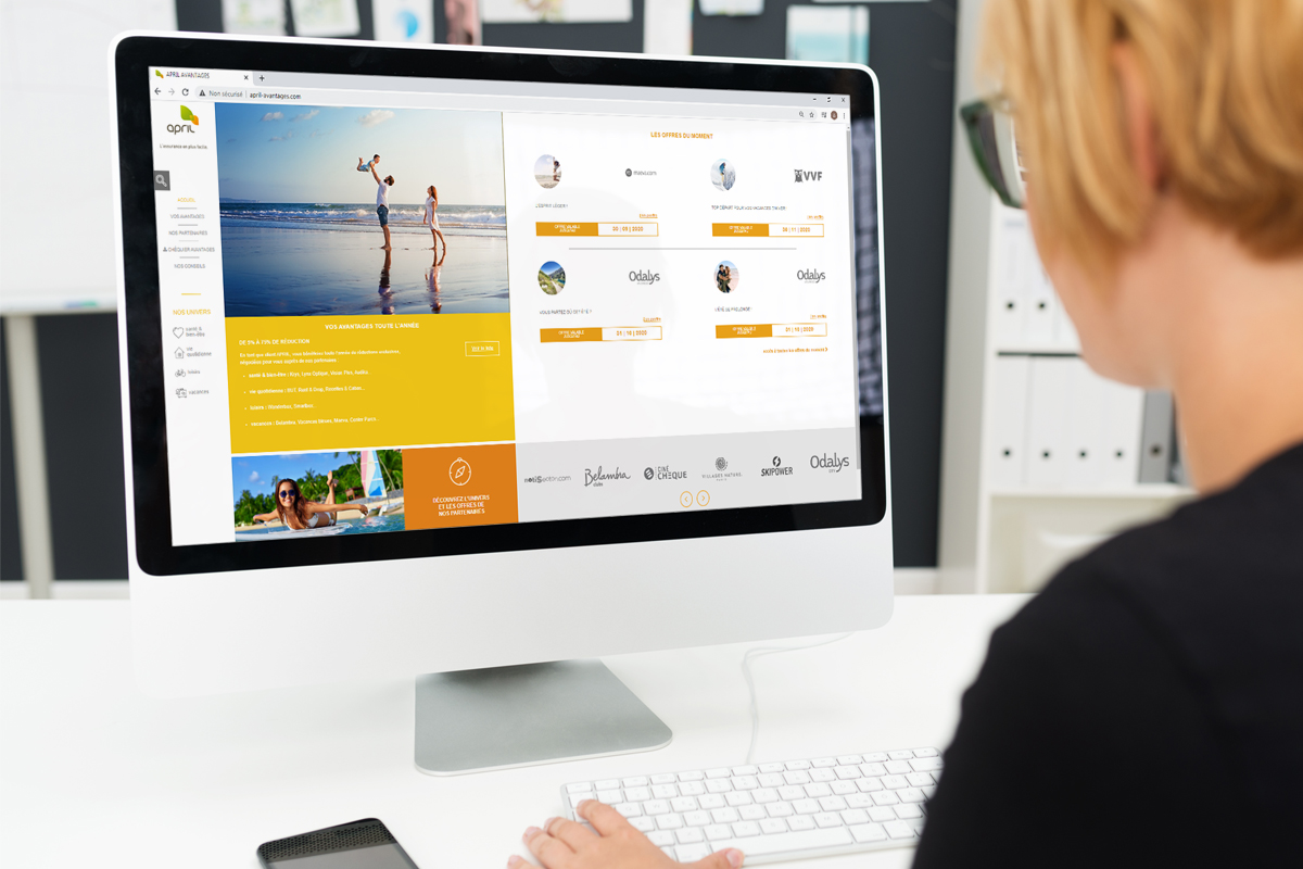 Femme derrière une ordinateur MAC sur le site april avantages