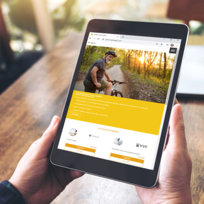 Personne qui tient une tablette dans ses mains sur le site internet d'april assurances
