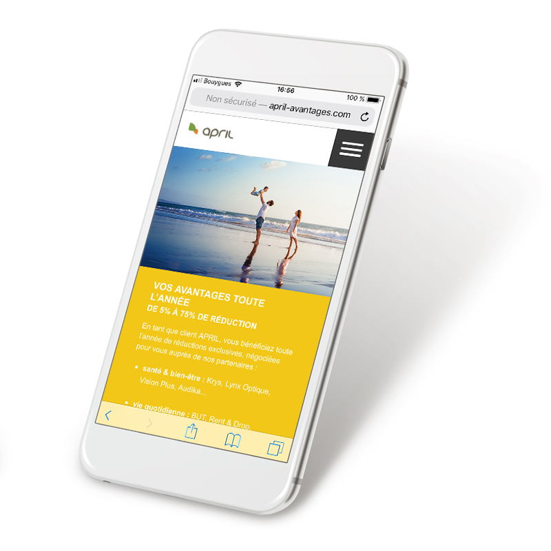 Téléphone ouvert sur le site d'april assurance sur fond blanc